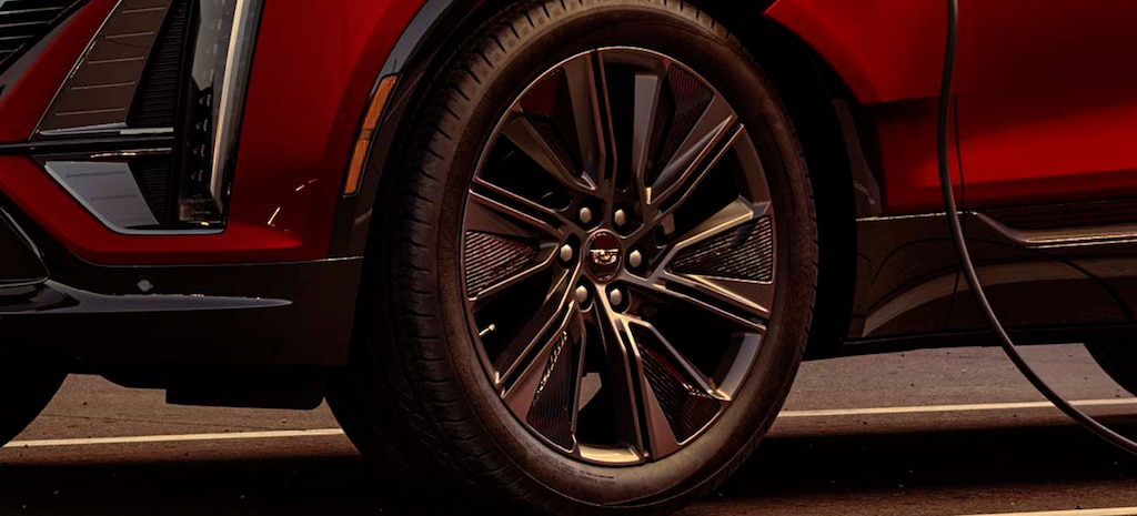 Rines de 20 pulgadas con acabado Sport Dark e inserciones aerodinámicas Gloss-Back en Cadillac Lyriq